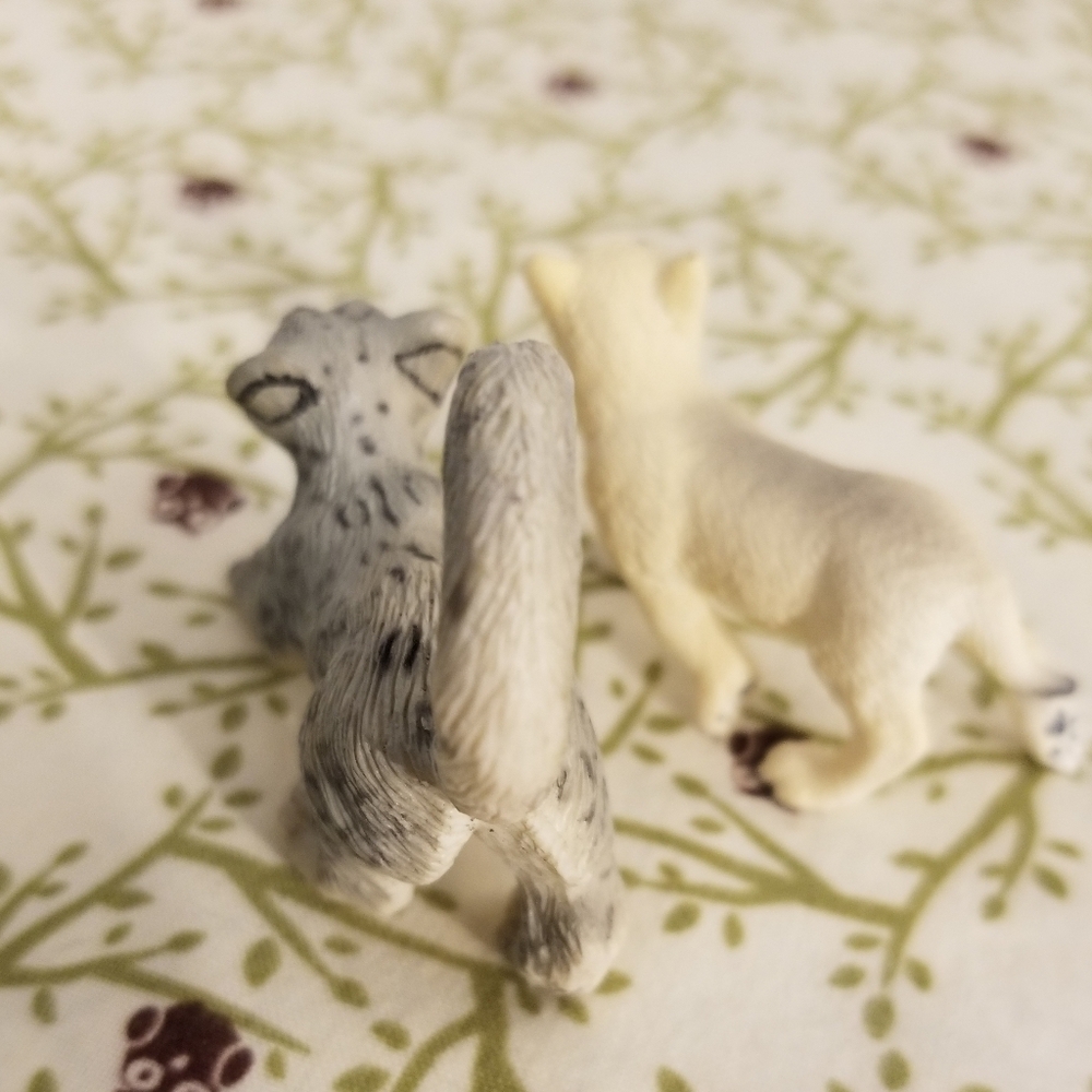 Artic Fox Snow Leopard Figures Figurine - Picture 2 of 2